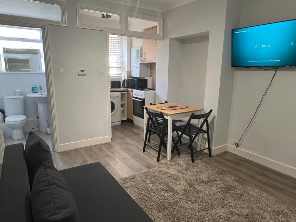 Complete One Bedroom Flat In Chiswick London, Fully Furnished Exterior photo